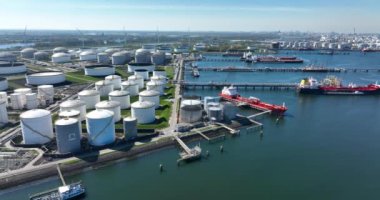 Rotterdam, 18 Nisan 2022, Hollanda 'da. Maasvlakte büyük petrokimya endüstrisi Rotterdam limanındaki altyapı siloları ve büyük gemi gemileri.