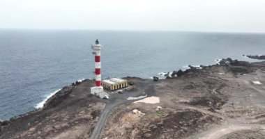 Atlantik Okyanusu 'ndaki Tenerife Kanarya Adaları deniz feneri volkanik kayalıklar ve kıyı şeridi. İspanya 'da seyahat hedefi hava aracı görünümü.