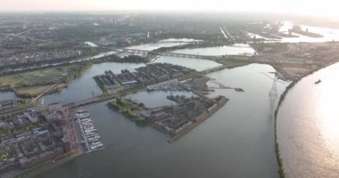 Amsterdam Ijburg yapay adası modern yerleşim bölgesi sudaki akıllı şehir manzarası. Şehir binaları şehir çevresi.