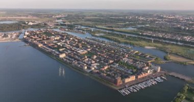 Amsterdam Ijburg yapay adası modern yerleşim bölgesi sudaki akıllı şehir manzarası. Şehir binaları şehir çevresi.