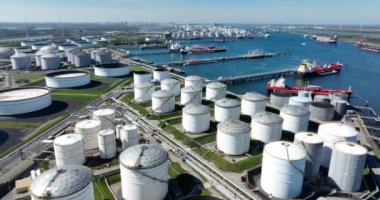 Rotterdam, 18 Nisan 2022, Hollanda 'da. Maasvlakte büyük petrokimya endüstrisi Rotterdam limanındaki altyapı siloları ve büyük gemi gemileri.