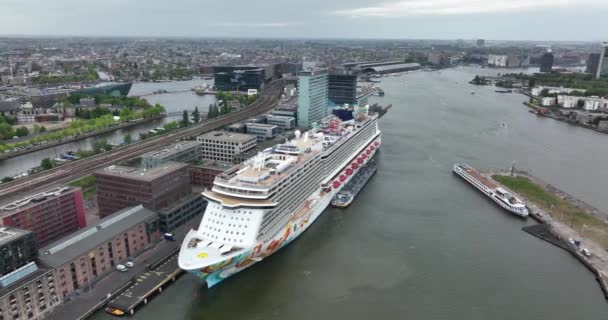 Amsterdam Mei 2022 Nederland Noors Cruiseschip Haven Van Amsterdam Bij — Stockvideo
