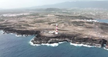 Atlantik Okyanusu 'ndaki Tenerife Kanarya Adaları deniz feneri volkanik kayalıklar ve kıyı şeridi. İspanya 'da seyahat hedefi hava aracı görünümü.