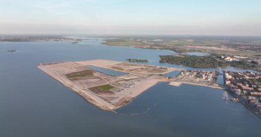 Strandeiland 'ın IJburg plajı. Amsterdam' ın doğusundaki IJmeer 'de yapım aşamasında. Hollanda 'da.