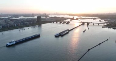 Amsterdam, 11 Mayıs 2022, Hollanda 'da. Ulaşım gemisi su yolu insansız hava aracı lojistik ve toplu mal ticaretini nehirdeki bir tekneyle görüyor..