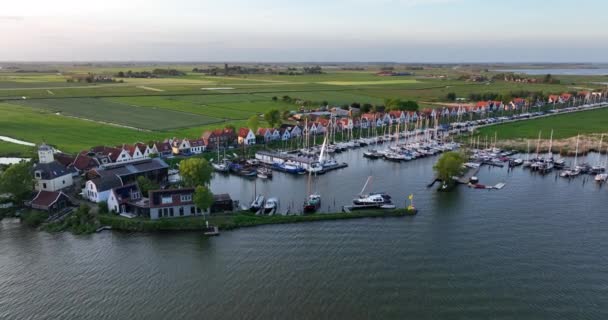 Durgerdam Lokala Flata Med Gamla Traditionella Trähus Norra Amsterdam Hamn — Stockvideo