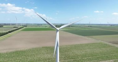 Rüzgar türbini sistemi kırsal kesimdeki bir rüzgar çiftliğinde sürdürülebilir enerji üretimi.