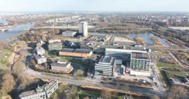 Amsterdam, 18 Şubat 2022, Hollanda 'da. Amsterdam Bilim Parkı Üniversitesi kampüs insansız hava aracı manzaralı. Açık hava üniversite tesisi.