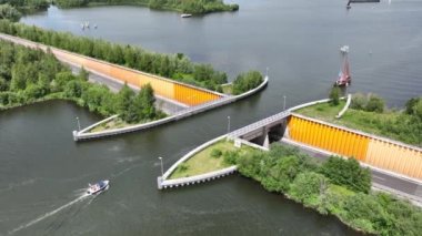Hollanda 'daki su yolu gölü altyapısının altından geçmek için Harderwijk taşımacılık asfalt karayolu yakınlarındaki Aqueduct Veluwemeer.