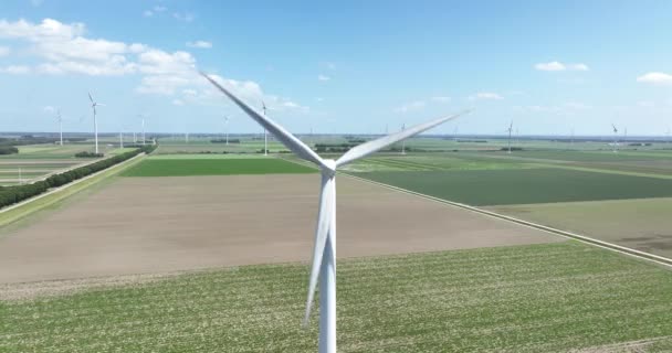 Windturbinesysteem Duurzame Energieopwekking Een Windmolenpark Het Platteland — Stockvideo
