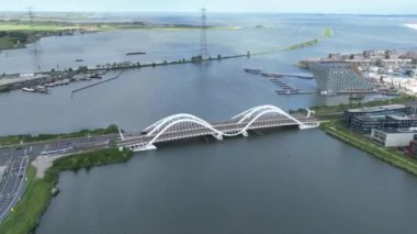 Enneus Heermabrug, altyapı su köprüsünden geçen trafiğin hızlandırılması.