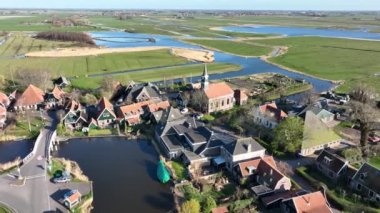 Hollanda 'nın Kuzey Hollanda eyaletinin Alkmaar ilçesine bağlı Driehuizen köyü. Polder L ve Eilandspolder yakınlarında. Zuid- en Noord-Schermer.