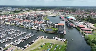 Hollanda 'nın Gelderland iline bağlı Harderwijk köyü. Yeni yerleşim alanının ve binaların hava aracı.
