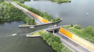 Hollanda 'daki su yolu gölü altyapısının altından geçmek için Harderwijk taşımacılık asfalt karayolu yakınlarındaki Aqueduct Veluwemeer.