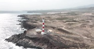 Atlantik Okyanusu 'ndaki Tenerife Kanarya Adaları deniz feneri volkanik kayalıklar ve kıyı şeridi. İspanya 'da seyahat hedefi hava aracı görünümü.