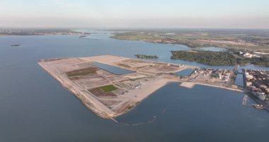 Strandeiland 'ın IJburg plajı. Amsterdam' ın doğusundaki IJmeer 'de yapım aşamasında. Hollanda 'da.