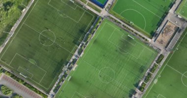 Eğlence amaçlı yeşil çimen aktif spor hokeyi ve yukarıdan aşağıya doğru futbol sahaları. Rekabet mahkemesi sahada aktif insanlar ve çocuklar.