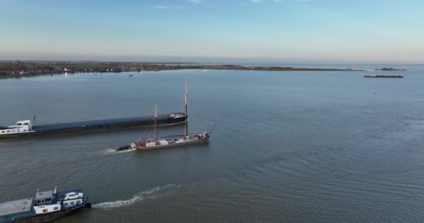 2022年4月21日 阿姆斯特丹 两艘在开阔的水面上航行的船只紧跟着帆船和运输船 工业和货轮 — 图库视频影像