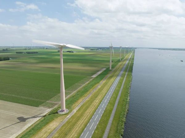 Rüzgar Türbini Sistemi Kırsal Kesimdeki Bir Rüzgar Çiftliğinde Sürdürülebilir Enerji — Stok fotoğraf