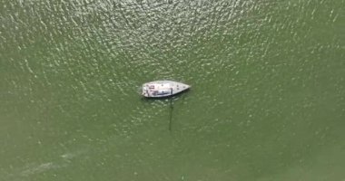 Yelkenli gemi eğlence aktivitesi. Hollanda 'da Hollanda yakınlarındaki Hollandalı su gölünde yelken açmadan önce küçük bir denizcilik teknesi açık havada yüzüyor..