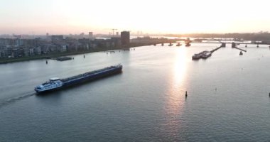 Amsterdam, 11 Mayıs 2022, Hollanda 'da. Ulaşım gemisi su yolu insansız hava aracı lojistik ve toplu mal ticaretini nehirdeki bir tekneyle görüyor..