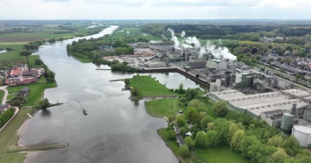 2022年4月18日 オランダのレンクム Norske Skog Parenco Bv紙工場スマートカッパリサイクル ローズライン川で紙製造業の会社 — ストック動画