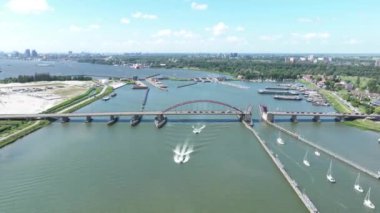 Hollanda, Amsterdam 'daki Schellingwouderbrug köprü altyapısı. Buiten IJ ulaşım geçidi bir su yolu nehri üzerinde. Hollanda.