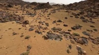 İspanya 'daki taş volkanik manzara tenerife kanarya adası FPV kuadkopter dron Doğa Parkı turistik doğa parkı el Tiede' de uçuyor. Uçan aksiyon kamerası