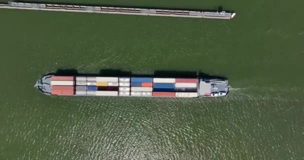 大型集装箱运输运输船在水面上航行 俯瞰高空无人驾驶飞机 — 图库视频影像