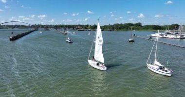 Yelkenli gemi eğlence aktivitesi. Hollanda 'da Hollanda yakınlarındaki Hollandalı su gölünde yelken açmadan önce küçük bir denizcilik teknesi açık havada yüzüyor..