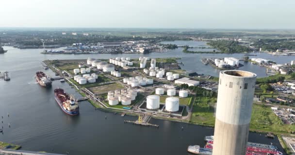 荷兰阿姆斯特丹港的一个大型工业港 石油化工行业对天然气 石油产品和运输船的储存进行了分类 — 图库视频影像