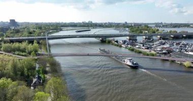Amsterdam, 3 Mayıs 2022, Hollanda 'da. İç nakliye lojistiği malların su yolu altyapısı üzerinden taşınması. Mavna nakliye gemisi hava aracı görüntüsü..