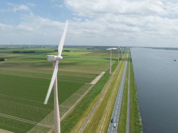 农村风力发电场风力涡轮机系统可持续发电 — 图库照片