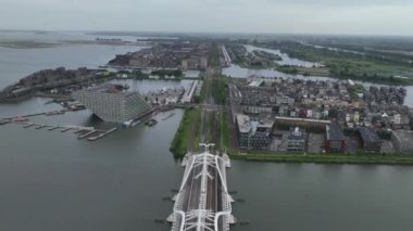 Amsterdam Ijburg yapay adası modern yerleşim bölgesi sudaki akıllı şehir manzarası. Şehir binaları şehir çevresi.