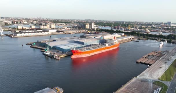 アムステルダム オランダの港にある大規模な工業港でのガス 石油製品および輸送キャリア船の石油化学石油業界のサイロストレージ — ストック動画