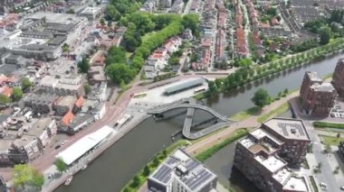 Purmerend, 18 Haziran 2022, Hollanda. Purmerend 'deki Melkwegbrug kemeri ve salıncak köprüsü Noordholsch Kanaal üzerinde. NEXT mimarları tarafından tasarlandı