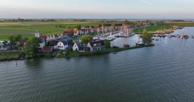 Amsterdam 'ın kuzeyinde eski ahşap evleri olan Durgerdam yerel lezbiyen köyü. Gün batımında liman kırsal hava manzarası.