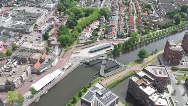2022年6月18日オランダのパーマネント ノルトホルランシュ カナアル川にかかるパーマンドのメルクウェグブルクアーチとスイング橋 次世代建築家による設計 — ストック動画