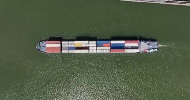 大型集装箱运输运输船在水面上航行 俯瞰高空无人驾驶飞机 — 图库视频影像