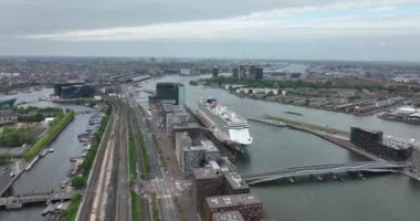 Amsterdam, 11 Mayıs 2022, Hollanda 'da. Amsterdam Limanı 'ndaki Norveç kaçış gemisi Amsterdam şehir merkezindeki yolcu terminalinde..
