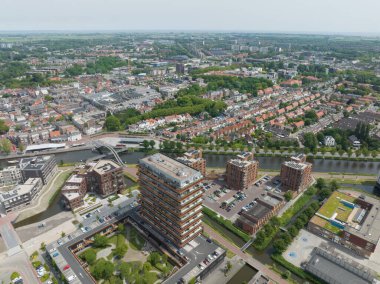 Kuzey Hollanda 'daki Purmerend kentsel kenti Hollanda, havadan insansız hava aracı. Şehir merkezi yaz güneşli gün.