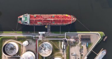 Petrokimya petrol endüstrisi, Hollanda 'nın Amsterdam limanındaki büyük bir sanayi limanında gaz ve petrol ürünleri ve taşımacılık gemileri için depolama alanı oluşturdu..