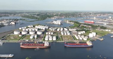 Petrokimya petrol endüstrisi, Hollanda 'nın Amsterdam limanındaki büyük bir sanayi limanında gaz ve petrol ürünleri ve taşımacılık gemileri için depolama alanı oluşturdu..