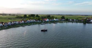 Amsterdam 'ın kuzeyinde eski ahşap evleri olan Durgerdam yerel lezbiyen köyü. Gün batımında liman kırsal hava manzarası.