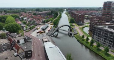 Purmerend, 18 Haziran 2022, Hollanda. Purmerend 'deki Melkwegbrug kemeri ve salıncak köprüsü Noordholsch Kanaal üzerinde. NEXT mimarları tarafından tasarlandı