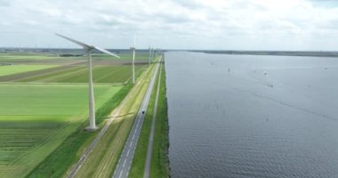 Rüzgar türbin sistemlerinden geçen rüzgar enerjisi üretimi. Yeşil sürdürülebilir alternatif elektrik üretimi, karbon ayak izini ve yeşil ev gazı emisyonunu azaltan rüzgar değirmenlerini kullanıyor. Hollanda 'da.
