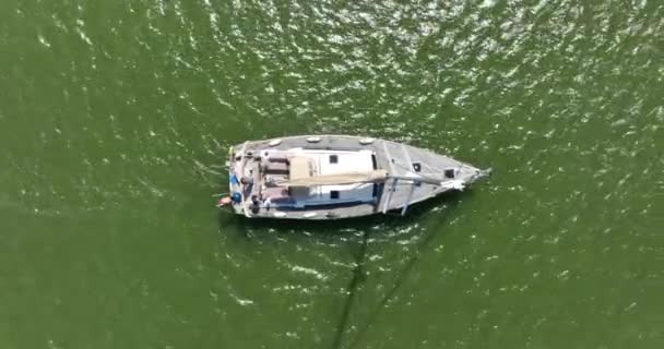 帆船休闲活动 在荷兰阿姆斯特丹附近的离奇湖上 一艘小船在水闸上滑行之前 正在室外划船 — 图库视频影像