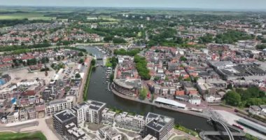 Kuzey Hollanda 'daki Purmerend kentsel kenti Hollanda, havadan insansız hava aracı. Şehir merkezi yaz güneşli gün.