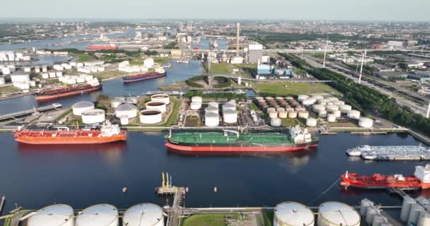 アムステルダム オランダの港にある大規模な工業港でのガス 石油製品および輸送キャリア船の石油化学石油業界のサイロストレージ — ストック動画