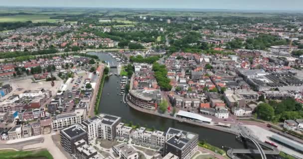 オランダ北部の都市都市を浄化オランダ 空中ドローンのオーバーヘッド概要 市内中心部夏の晴れた日 — ストック動画